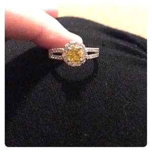 Round Yellow Ring with Diamond-like Halo